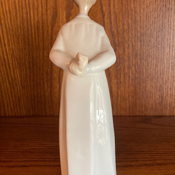 Lladro     No 4869    Boy Kissing  Includes box - Picture 6 of 7